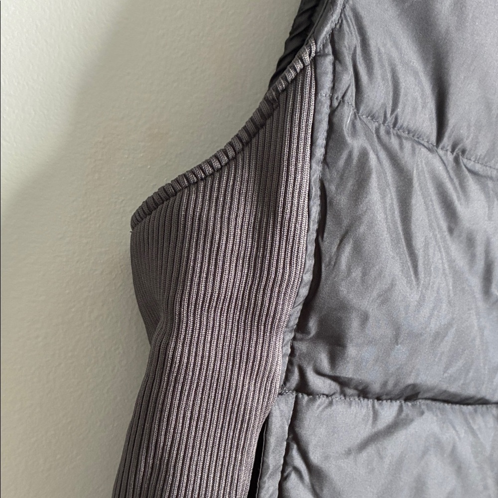 GAP Women's Black Puffer Vest - Picture 4 of 7